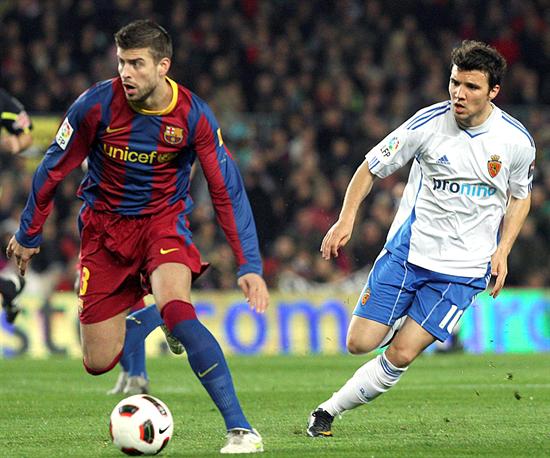 El defensa del FC Barcelona Gerard Piqué (i) controla el balón ante el centrocampista argentino del Real Zaragoza Nicolás Bertolo. Foto: EFE