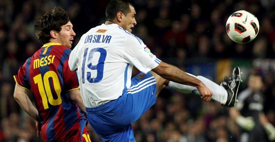 El delantero argentino del FC Barcelona Lionel Messi (i) disputa un balón con el defensa brasileño del Real Zaragoza Paulo César da Silva. Foto: EFE
