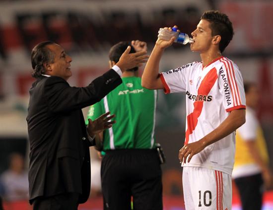 El jugador de River Plate Eric Lamela (d) recibe indicaciones de su director técnico Juan José López. Foto: EFE