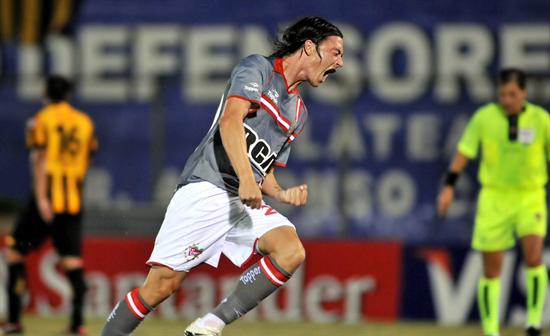 El jugador de Estudiantes Leandro González celebra después de anotar un gol ante Guaraní. Foto: EFE