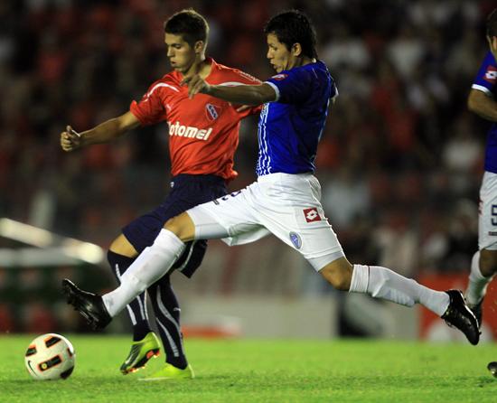 El jugador de Independiente Patricio Rodríguez (i) disputa el balón con a L. G. Sigali (d) de Godoy Cruz. Foto: EFE