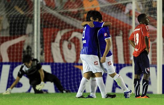 Los jugadores de Godoy Cruz de Mendoza Villar (i) y Rojas (d) celebran tras anotar un gol ante Independiente. Foto: EFE