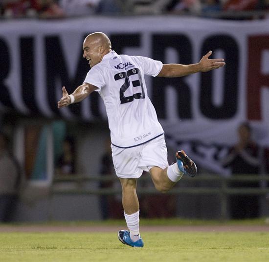 El jugador de Vélez Santiago Silva celebra su gol ante River Plate. Foto: EFE