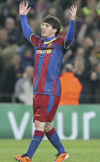 El delantero argentino del FC Barcelona, Leo Messi, celebra con la grada su segundo gol ante Arsenal. Foto: EFE
