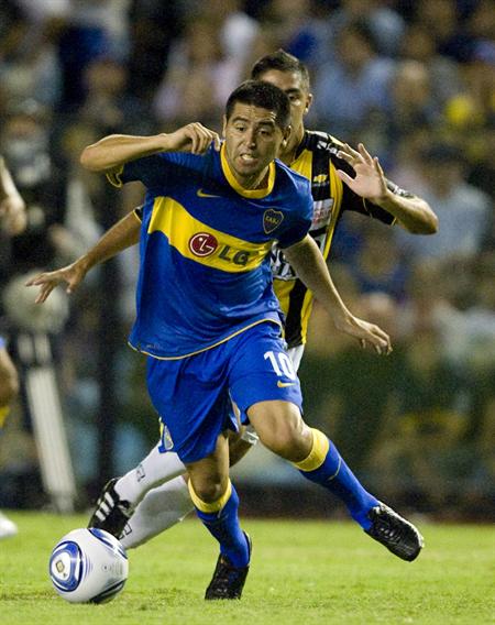 El jugador de Boca Juniors Juan Román Riquelme domina el balón ante la marca de Nicolás Bianchi (atrás), del Olimpo. Foto: EFE