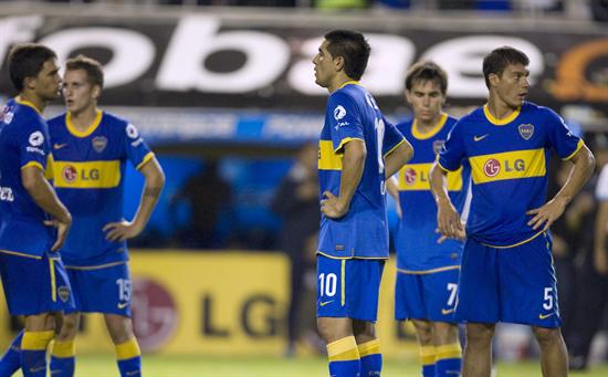 Los jugadores del Boca Juniors se lamentan después de caer 2 - 0 ante Olimpo. Foto: EFE