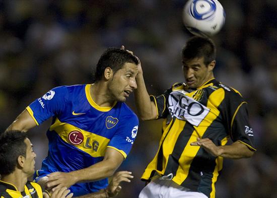 El jugador de Boca Juniors Juan Insaurralde (i) disputa el balón con Juan Tejera (d), de Olimpo. Foto: EFE