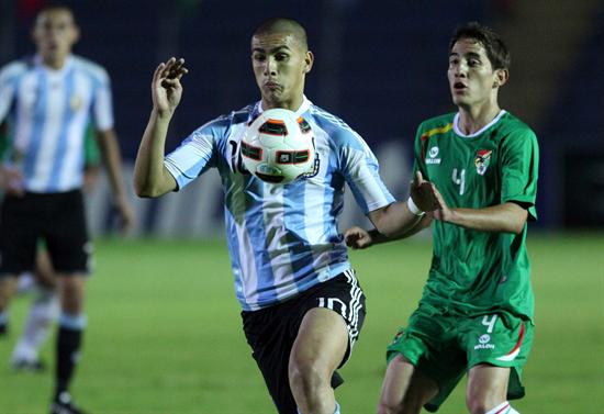 El jugador de la selección de Argentina, Leandro Paredes (i), disputa el balón con Francisco Rodriguez (d) de Bolivia. Foto: EFE