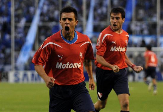 El jugador de Independiente de Avellaneda Matías Defederico (i) celebra su gol ante Godoy Cruz. Foto: EFE