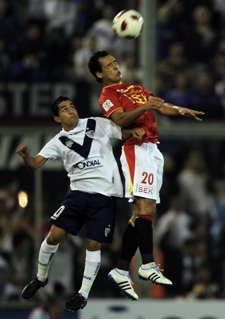 El jugador de Unión Española Martín Liguera (d) disputa el balón con Maximiliano Moralez (i), de Vélez. Foto: EFE