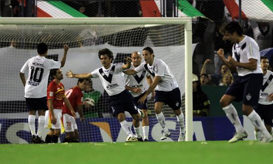 El jugador Emiliano Papa (2 i) de Vélez Sarsfield celebra con sus compañeros. Foto: EFE