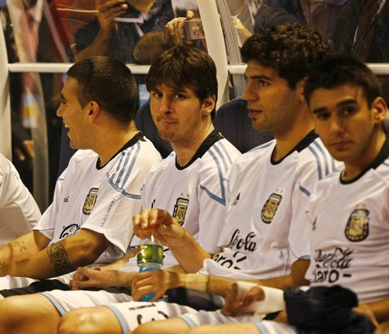 Leo Messi en el banco, durante el amistoso de Argentina con Costa Rica. Foto: EFE