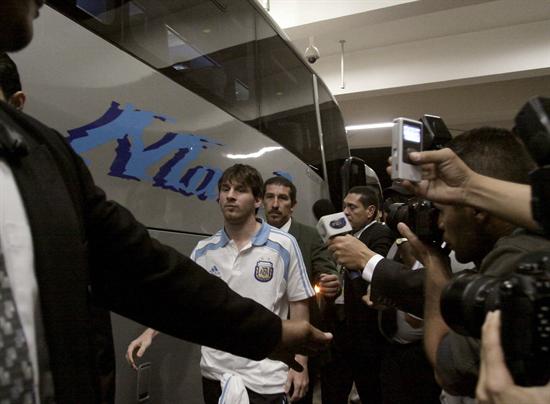 El jugador de la selección Argentina Lionel Messi llega al estadio nacional de Costa Rica. Foto: EFE