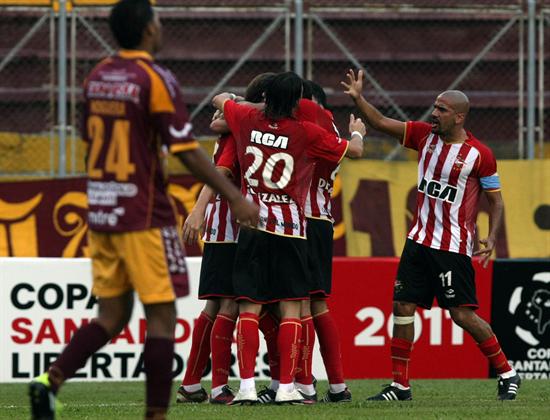 El jugador de Estudiantes Federico Fernández recibe la felicitación de sus compañeros. Foto: EFE