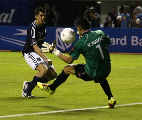 El jugador de la selección Argentina, José Sosa (i), hace un disparo ante el arquero de la selección de Costa Rica, Keylor Navas. Foto: EFE