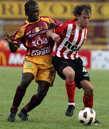 El jugador de Estudiantes Raúl Alejandro Iberbia (d) lucha un balón con Diego Chará (i) del Deportes Tolima. Foto: EFE