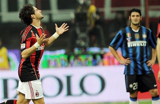 El delantero brasileño del AC Milan Alexandre Pato (i) celebra su gol contra el Inter de Milán. Foto: EFE