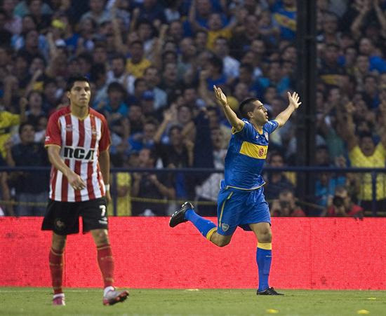 Juan Román Riquelme (d) de Boca Juniors celebra su gol ante Estudiantes de La Plata. Foto: EFE