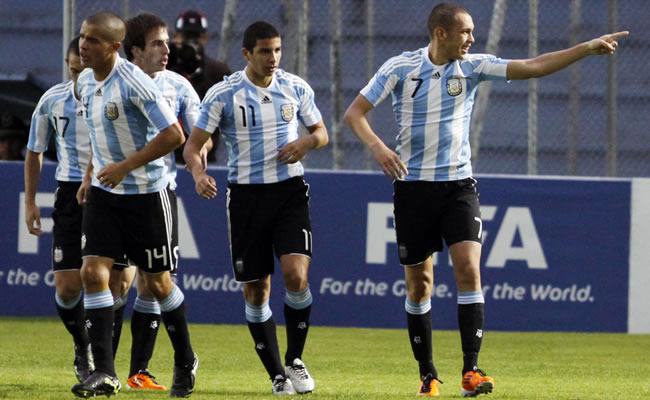 Los jugadores argentinos celebran el triunfo ante Colombia. Foto: EFE