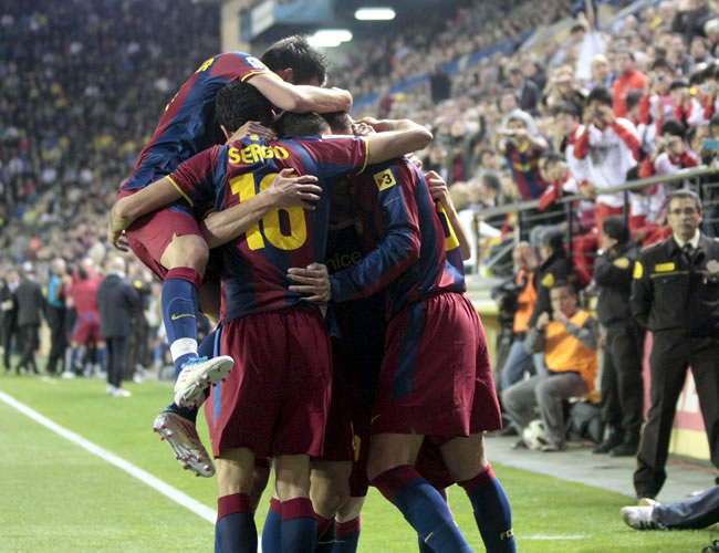 Los jugadores del FC Barcelona celebran el gol anotado por el defensa Gerard Piqué. Foto: EFE
