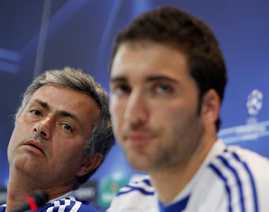 El técnico portugués José Mourinho, entrenador del Real Madrid, junto al delantero argentino Gonzalo Higuaín. Foto: EFE