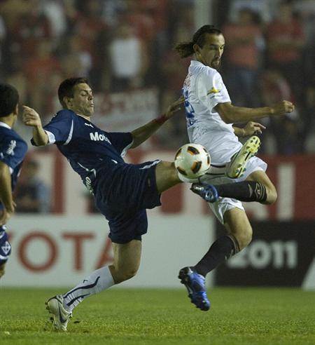 El jugador de Independiente de Avellaneda Leonel Galeano (i) disputa el balón con Hernán Barcos de la Liga. Foto: EFE