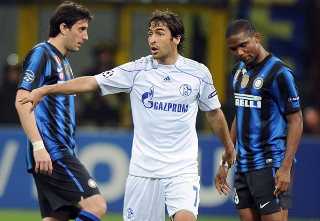 El español del Schalke 04 Raúl González (c) en medio de Diego Alberto Milito (i) y de Samuel Eto'o. Foto: EFE