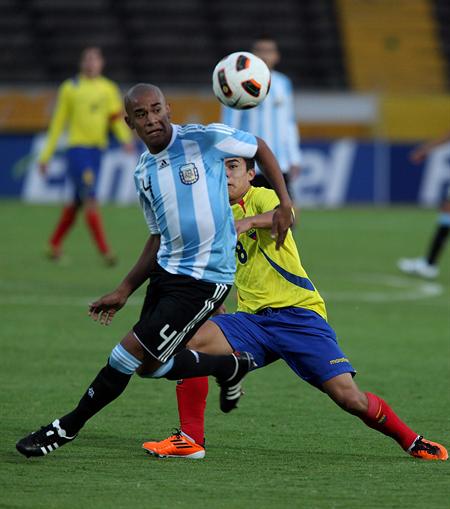 El jugador de la selección sub 17 de Ecuador, Jonny Uchuari (d), disputa el balón con Enzo Beloso (i) de Argentina. Foto: EFE