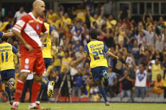El delantero de América Daniel Omar Márquez celebra después de anotar un gol ante Argentinos Jrs. Foto: EFE