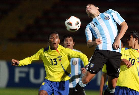 El jugador de la selección sub 17 de Ecuador, Carlos Grueso (i), disputa el balón con Brían Ferreira (c) de Argentina. Foto: EFE