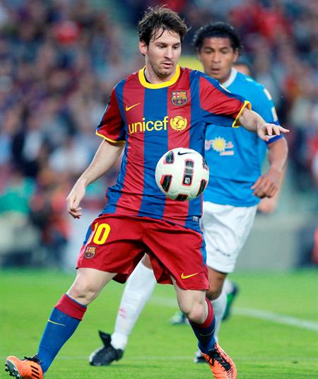 El delantero argentino del FC Barcelona Lionel Messi (i) pelea un balón con el defensa de la U.D Almería. Foto: EFE