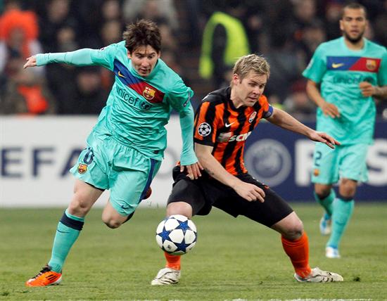 Tomas Hubschman (d) del Shakhtar Donetsk lucha por el balón con el delantero argentino del F.C. Barcelona Lionel Messi. Foto: EFE