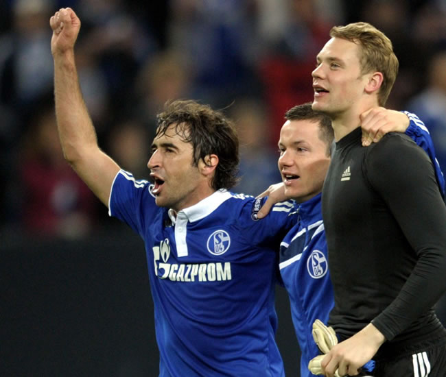 Raul (i) y Alexander Baumjohann del Schalke 04 y el arquero Manuel Neuer celebran la victoria ante el Inter. Foto: EFE
