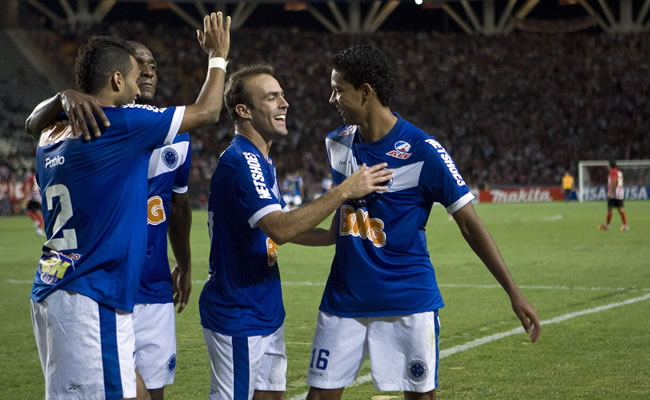 Jugadores de Cruzeiro celebran un gol ante Estudiantes de La Plata. Foto: EFE