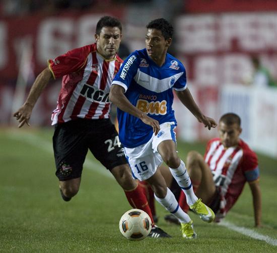 El jugador de Estudiantes de La Plata Nélson Benítez (i) disputa el balón con Monteiro (d) de Cruzeiro. Foto: EFE
