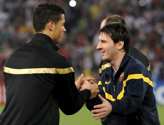 Leo Messi (d) saluda a Crisitiano Ronaldo. Foto: EFE