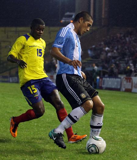 El jugador de la selección de Argentina Johnatan Maidana (d) disputa el balón frente a su rival de Ecuador Narciso Mina. Foto: EFE