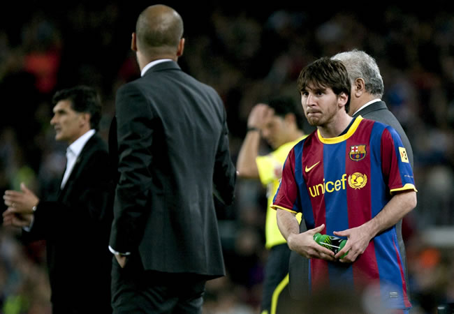 El DT del FC Barcelona, Pep Guardiola (i), da instrucciones al delantero argentino Leo Messi ante Osasuna. Foto: EFE