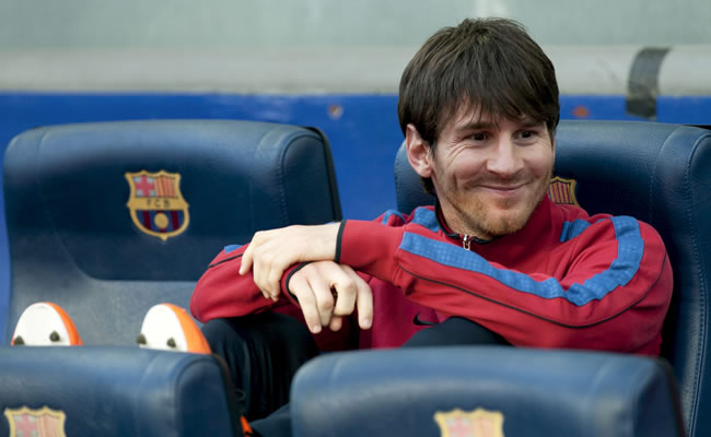 El delantero argentino del FC Barcelona Lionel Messi permanece sentado en el banquillo. Foto: EFE