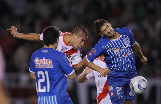 El jugador Jonatan Maidana (i) de River Plate, cabecea para convertir el primer gol ante la marca de Nicolás Sánchez. Foto: EFE