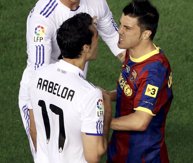 El delantero del FC Barcelona David Villa (d) discute con el defensa del Real Madrid, Álvaro Arbeloa. Foto: EFE