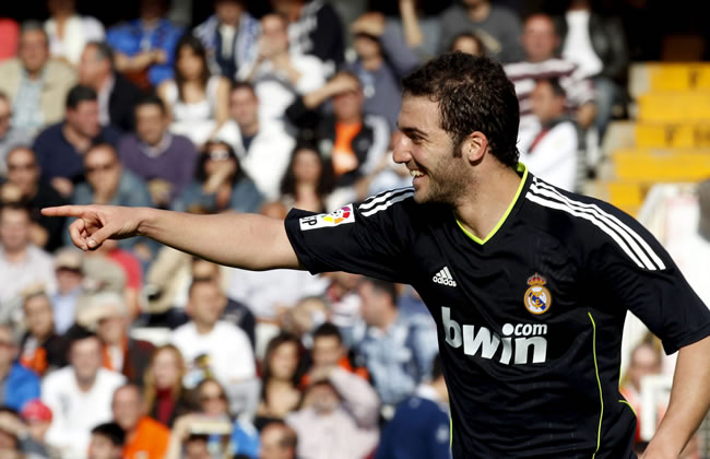 El argentino del Real Madrid Gonzalo Higuaín celebra el segundo gol de los tres que ha marcado al Valencia. Foto: EFE