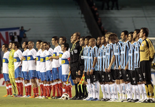 Los jugadores de Gremio de Brasil (d) y Universidad Católica de Chile (i) formados. Foto: EFE
