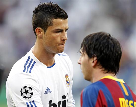 El delantero portugués del Real Madrid, Cristiano Ronaldo (i), y el delantero argentino del FC Barcelona, Leo Messi. Foto: EFE