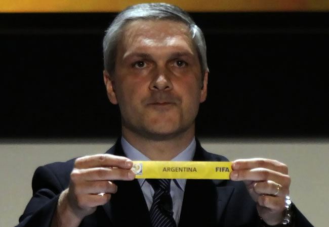 El jefe de competiciones de la Federación Internacional de Fútbol Asociado FIFA, Gordon Savich, muestra el papel con el nombre de Argentina. Foto: EFE