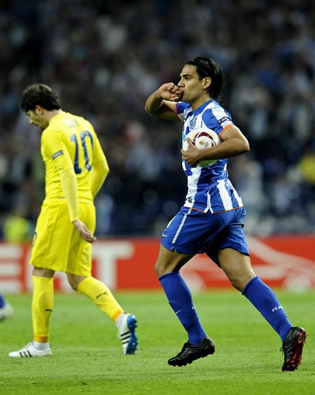 El jugador del FC Oporto, el colombiano Radamel Falcao (d), celebra un gol ante el Villarreal. Foto: EFE