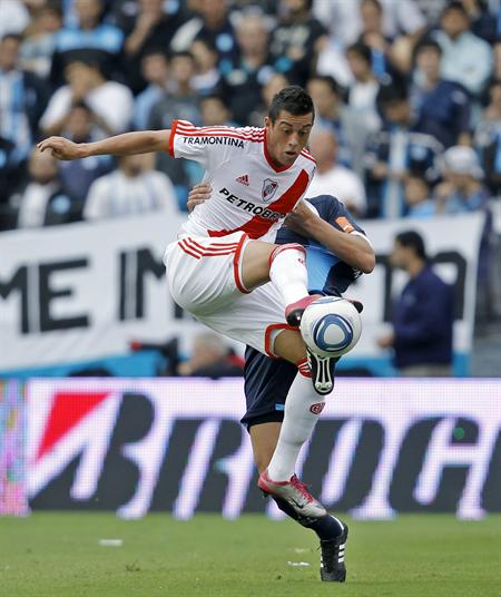 El jugador Rogelio Funes Mori de River Plate controla un balón ante Racing. Foto: EFE