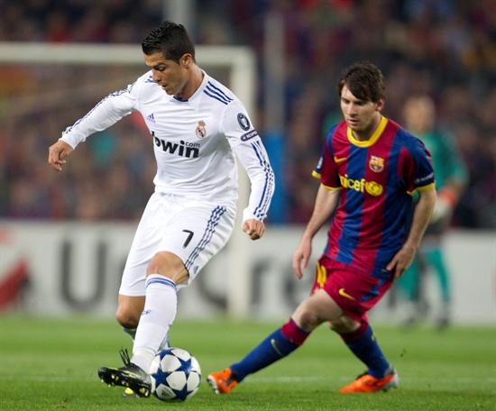 Cristiano Ronaldo (i) controla el balón ante el argentino Leo Messi. Foto: EFE