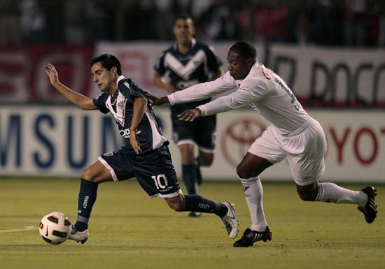 El jugador de Liga de Quito Diego Calderón (d) dispusta el balón con Maximiliano Moralez (i) de Vélez Sarsfield. Foto: EFE