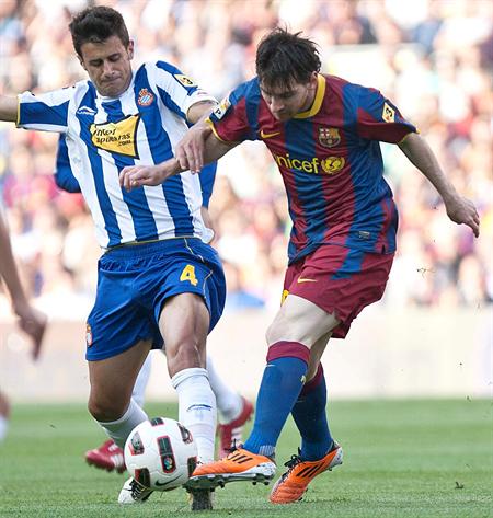 El delantero argentino del FC Barcelona Lionel Messi (d) pugna por el balón con el mediocentro del RCD Espanyol Javi Márquez. Foto: EFE